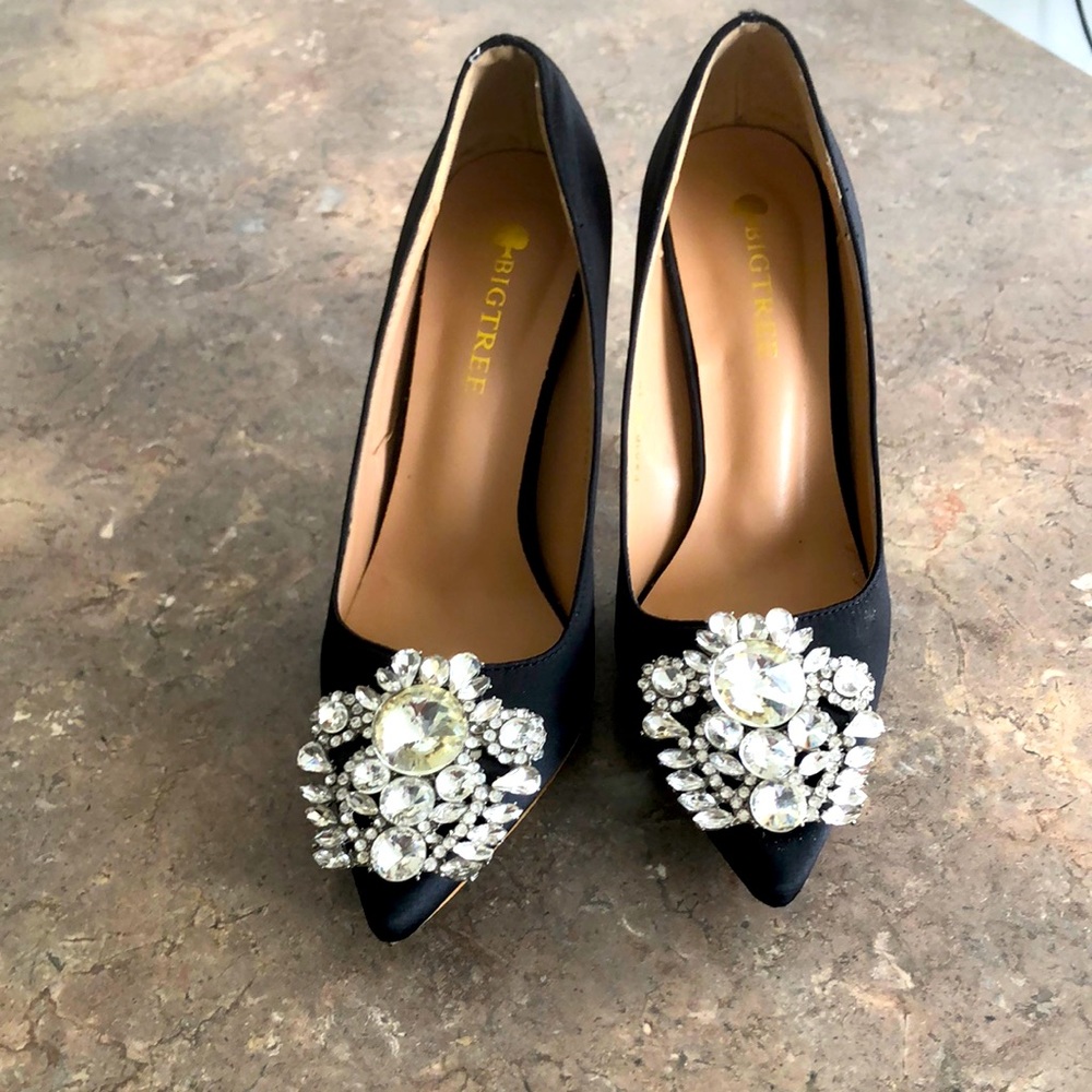 Beautiful formal shoes worn a few times a little flaw on the back seam of 1 shoe